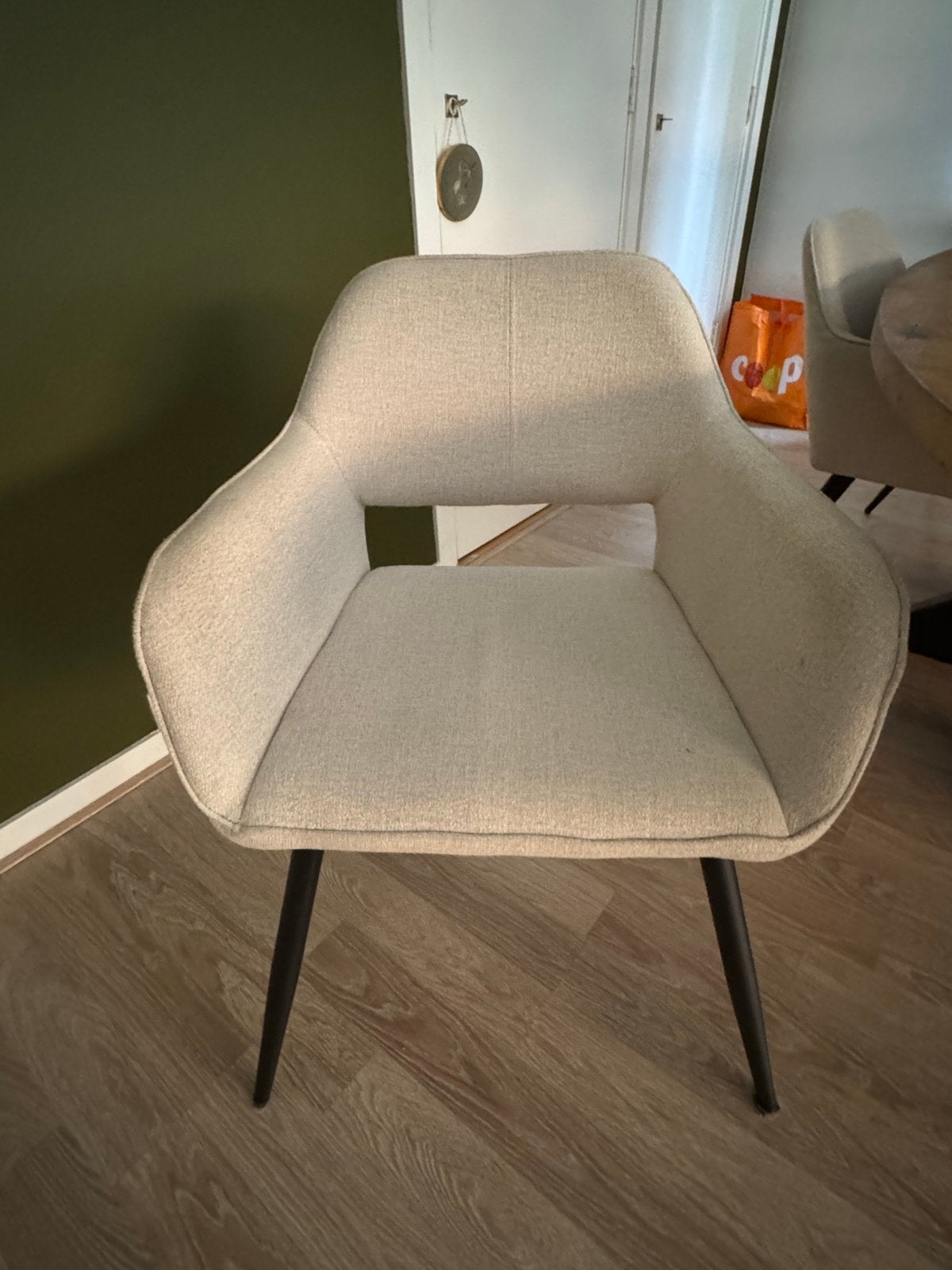 Karwei eetkamerstoelen Vera zandkleur met armleuning Japandi, Ophalen, Overige kleuren, Zo goed als nieuw, Stof