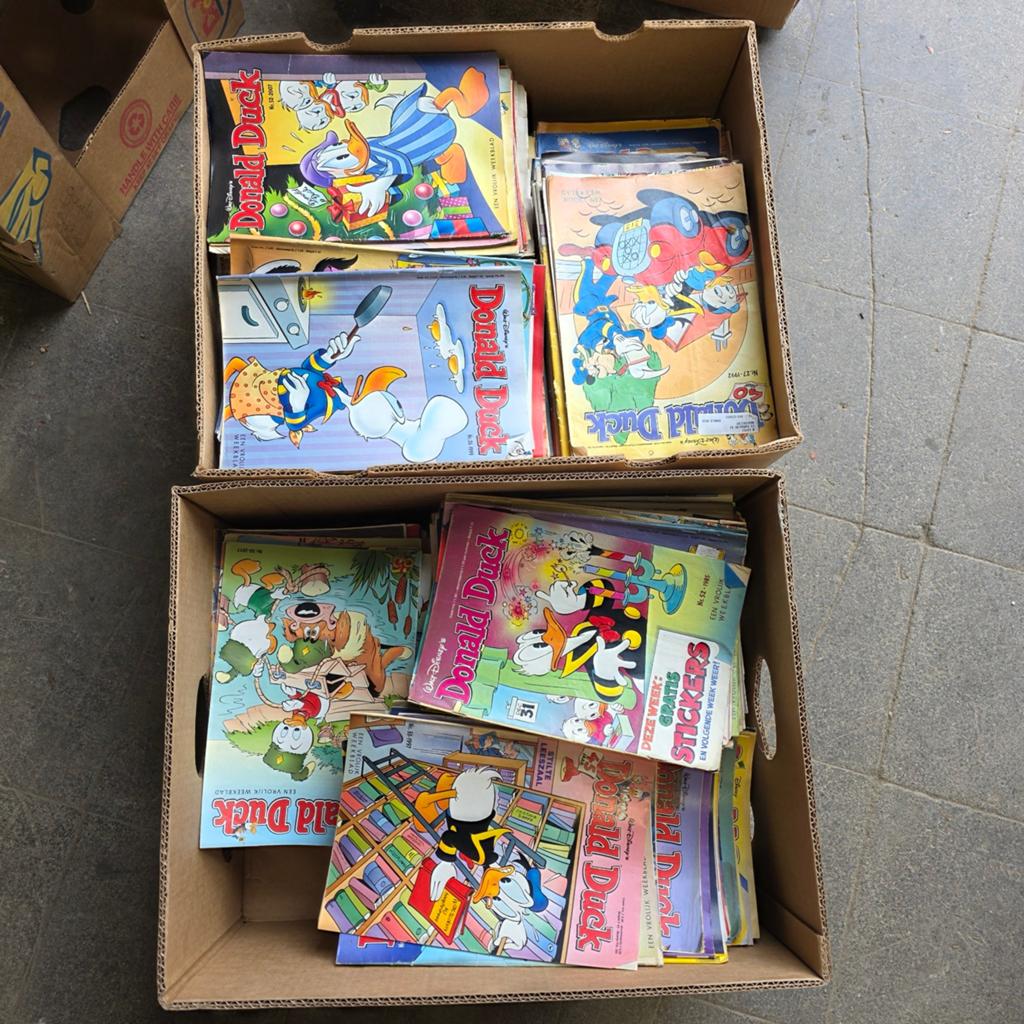2 bananen dozen vol met Donald duck boekjes vanaf 1990, Meerdere stripboeken, Ophalen of Verzenden, Gelezen