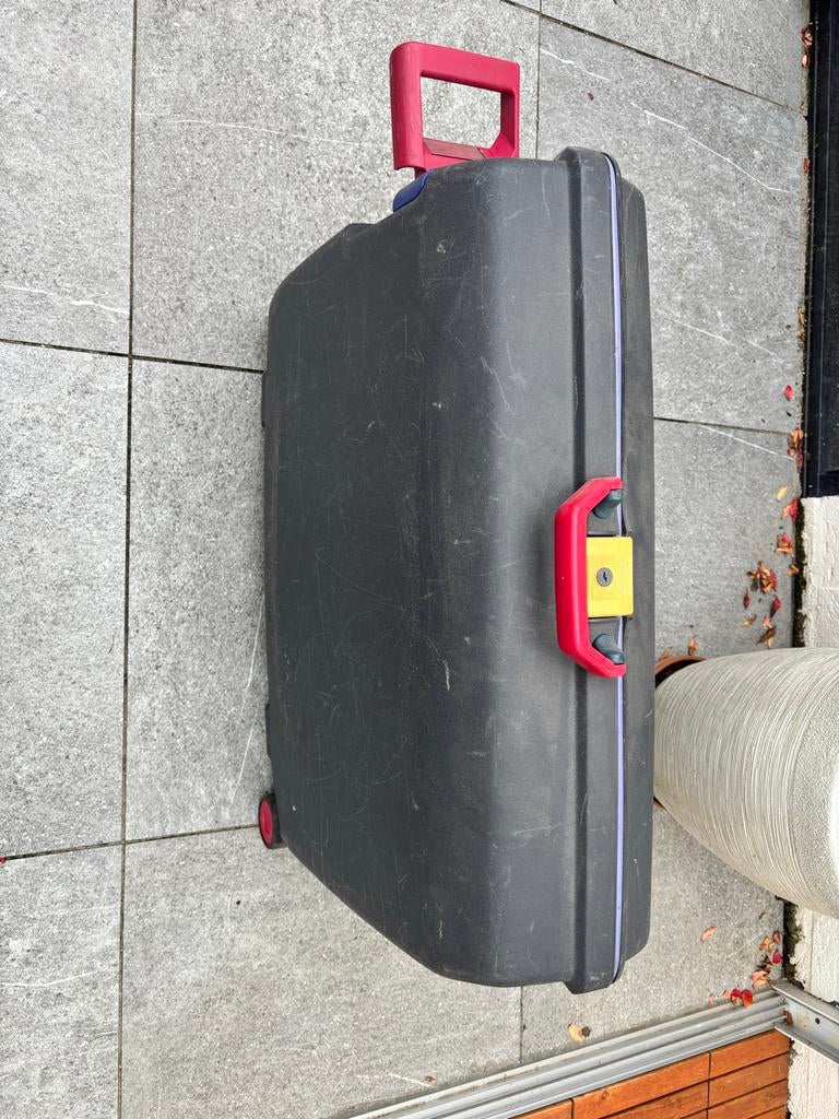 Samsonite reiskoffer met wieltjes en uitschuifbare handgreep, Ophalen, Hard kunststof, Slot, Zo goed als nieuw