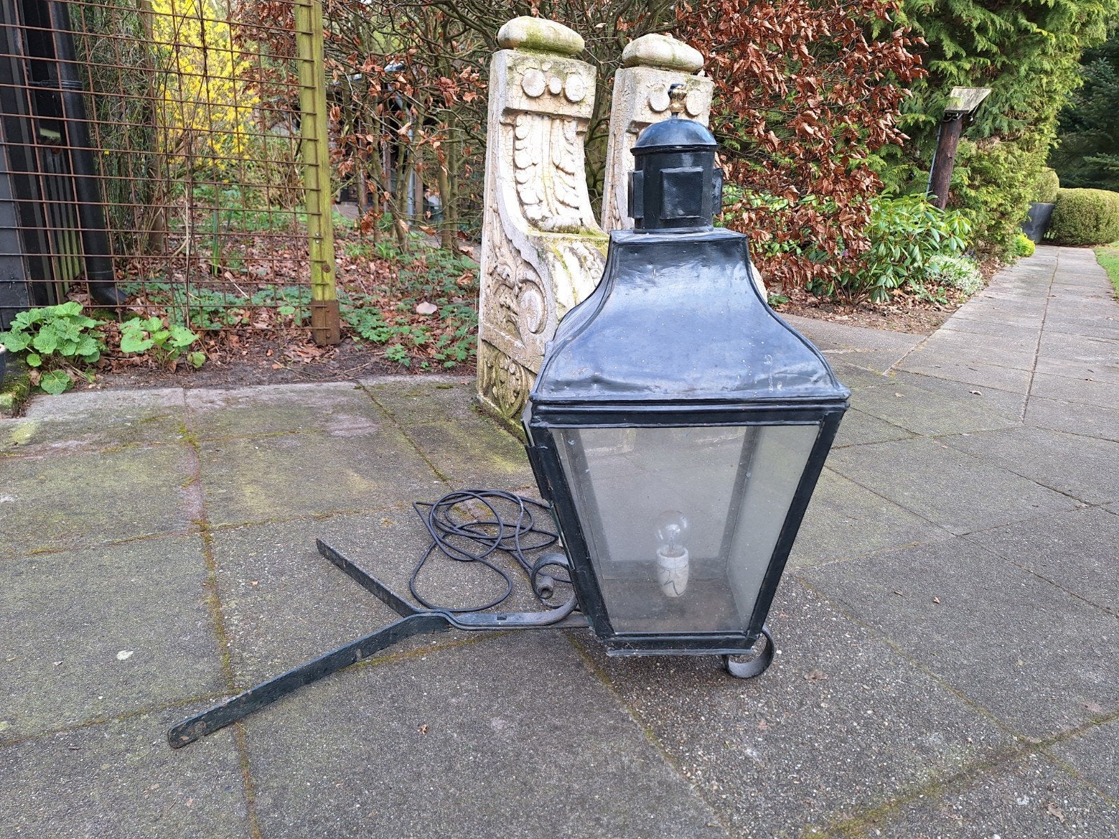 Antieke koperen hoeklantaarn, zwart gemaakt, Ophalen