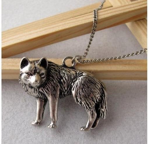 Tibetan Silver Wolf aan zilverkleurige halsketting., Ophalen of Verzenden, Nieuw, Zilver, Overige materialen