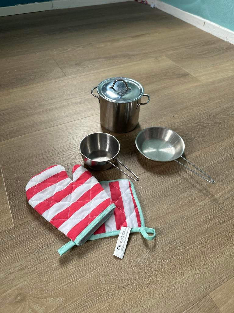 Speelgoed pannenset met ovenwant en pannenlap, Kinderen en Baby's, Ophalen of Verzenden, Zo goed als nieuw, Jongen of Meisje
