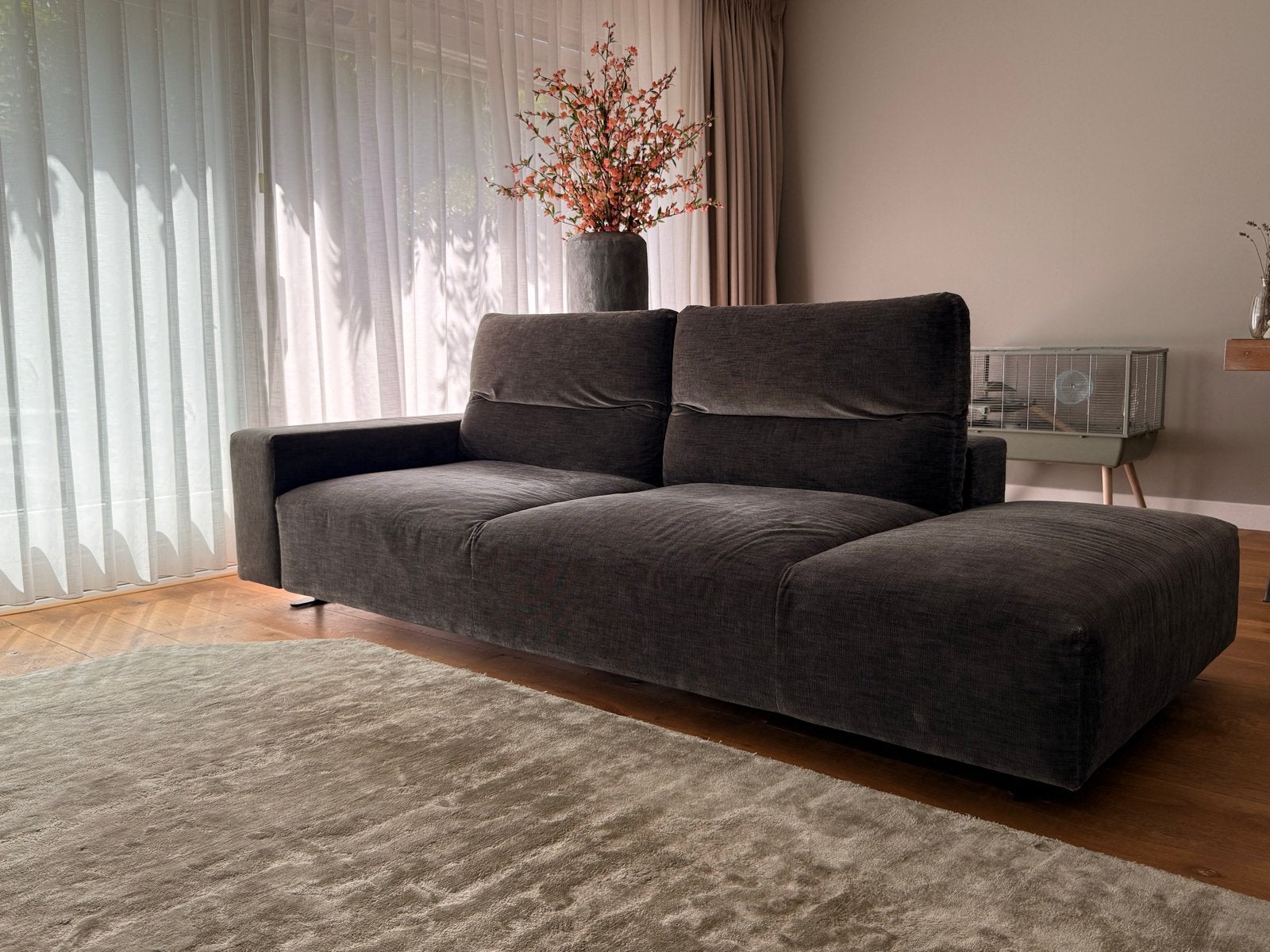 BoConcept Hampton bank - Antraciet fluweel ribstof, Ophalen, Driepersoons, 75 tot 100 cm, Zo goed als nieuw