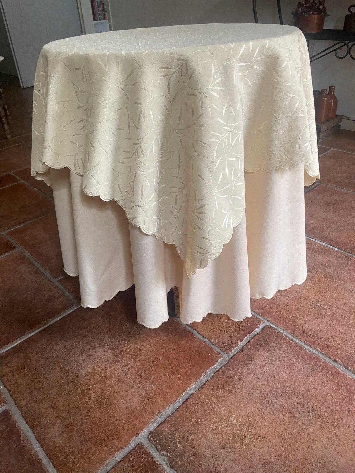 Rond tafelkleed, met vierkant over kleed kleur beige., Ophalen of Verzenden, Zo goed als nieuw, Rond