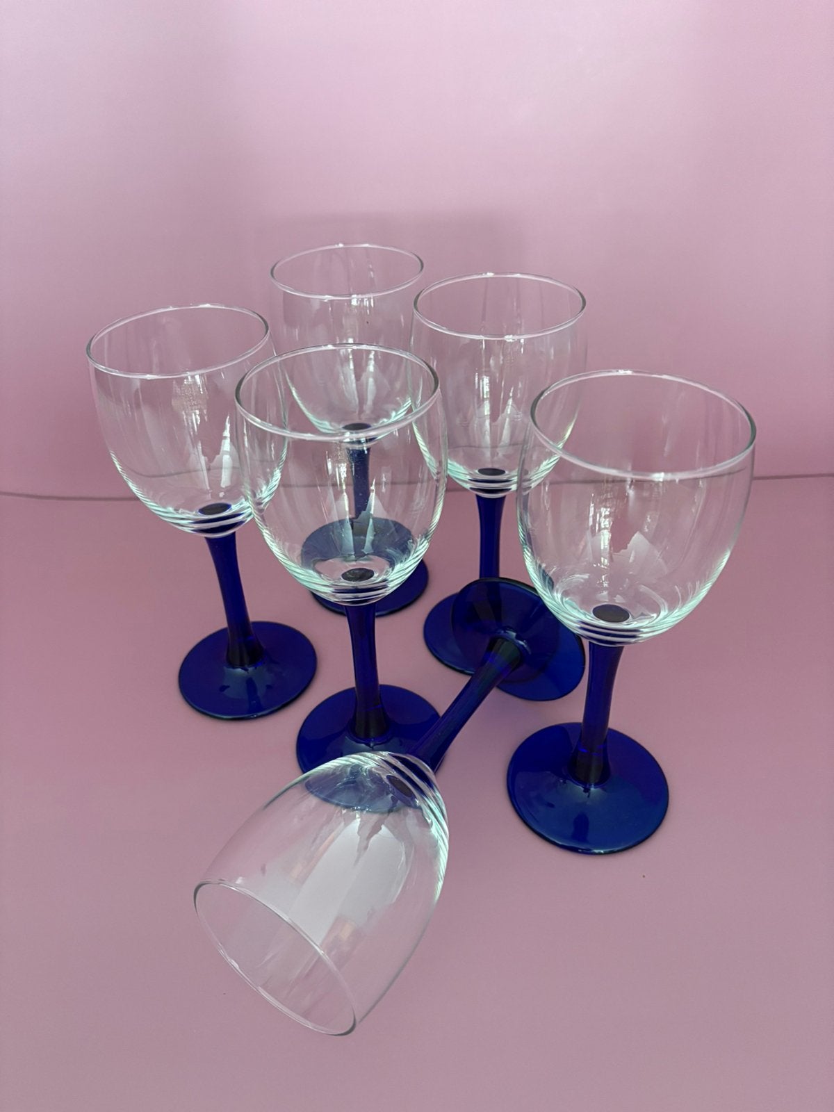 6 witte wijnglazen met kobalt blauwe steel., Verzamelen, Glas en Borrelglaasjes, Ophalen of Verzenden, Zo goed als nieuw, Overige typen