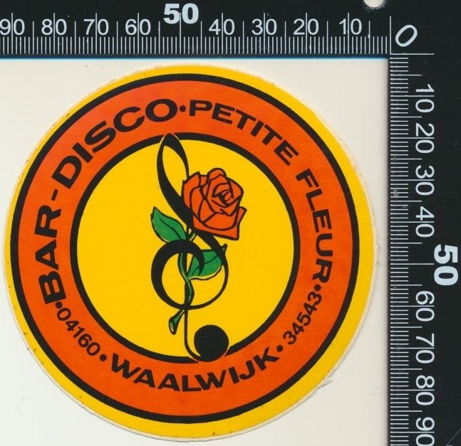 Sticker: Bar Disco Petite Fleur - Waalwijk, Verzamelen, Ophalen of Verzenden, Zo goed als nieuw, Bedrijf of Vereniging