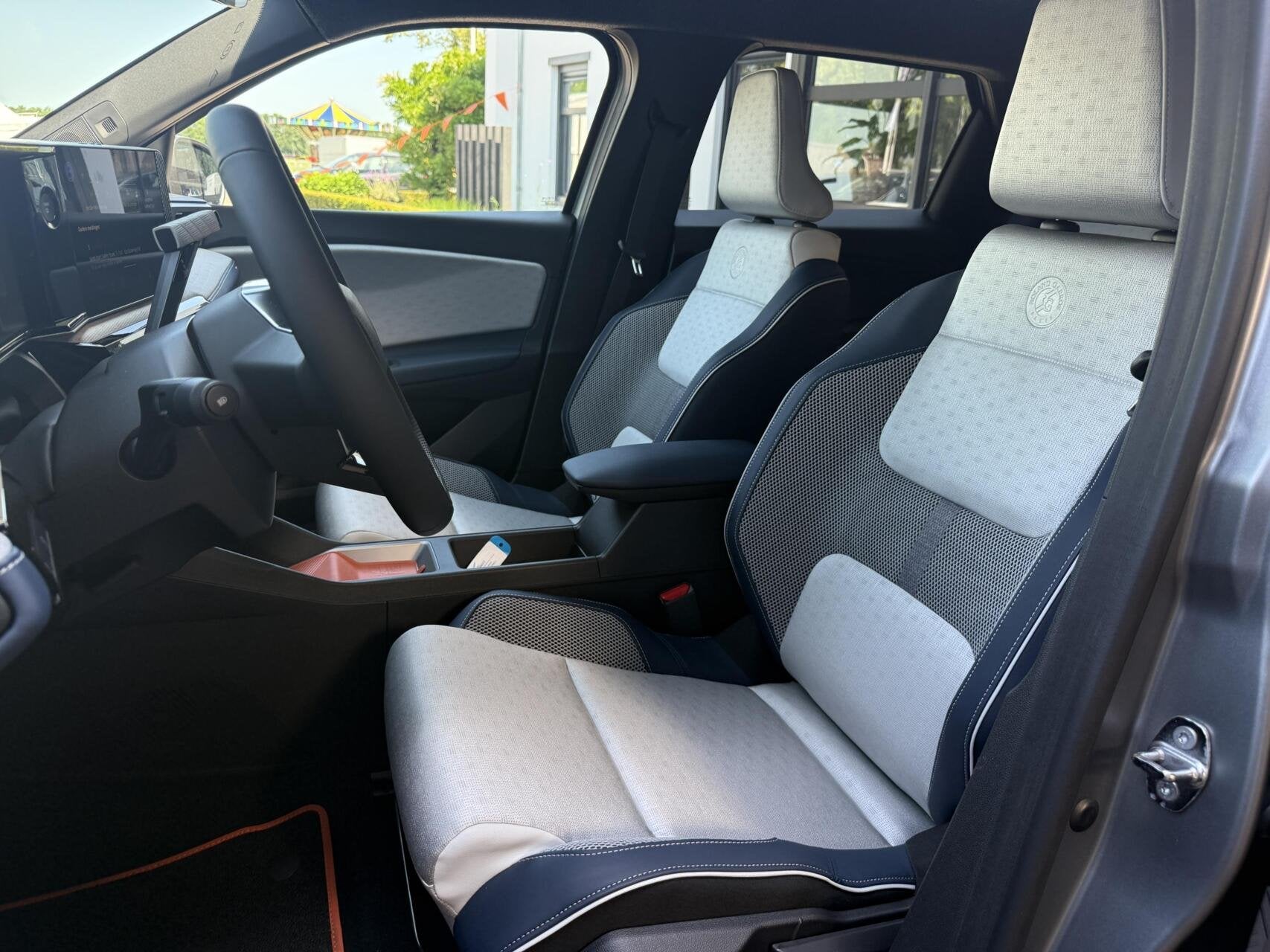 Renault 5 Electric 52KwH Roland Garros NIEUW DIRECT LEVERBAA, 12 maanden, Overige carrosserieën, Leder en Stof, Origineel Nederlands