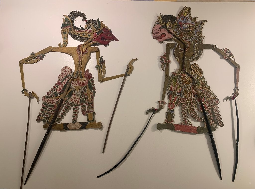 Twee autenthieke, 100-jaar oude wajang-kulitpoppen, Gemerkt, Overige typen, 70 cm, Indonesië