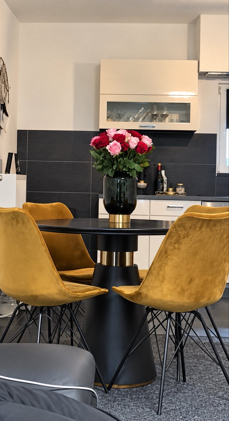 Moderne ronde marmeren eettafel met gouden accenten, Huis en Inrichting, 100 tot 150 cm, Rond, Ophalen of Verzenden, Zo goed als nieuw