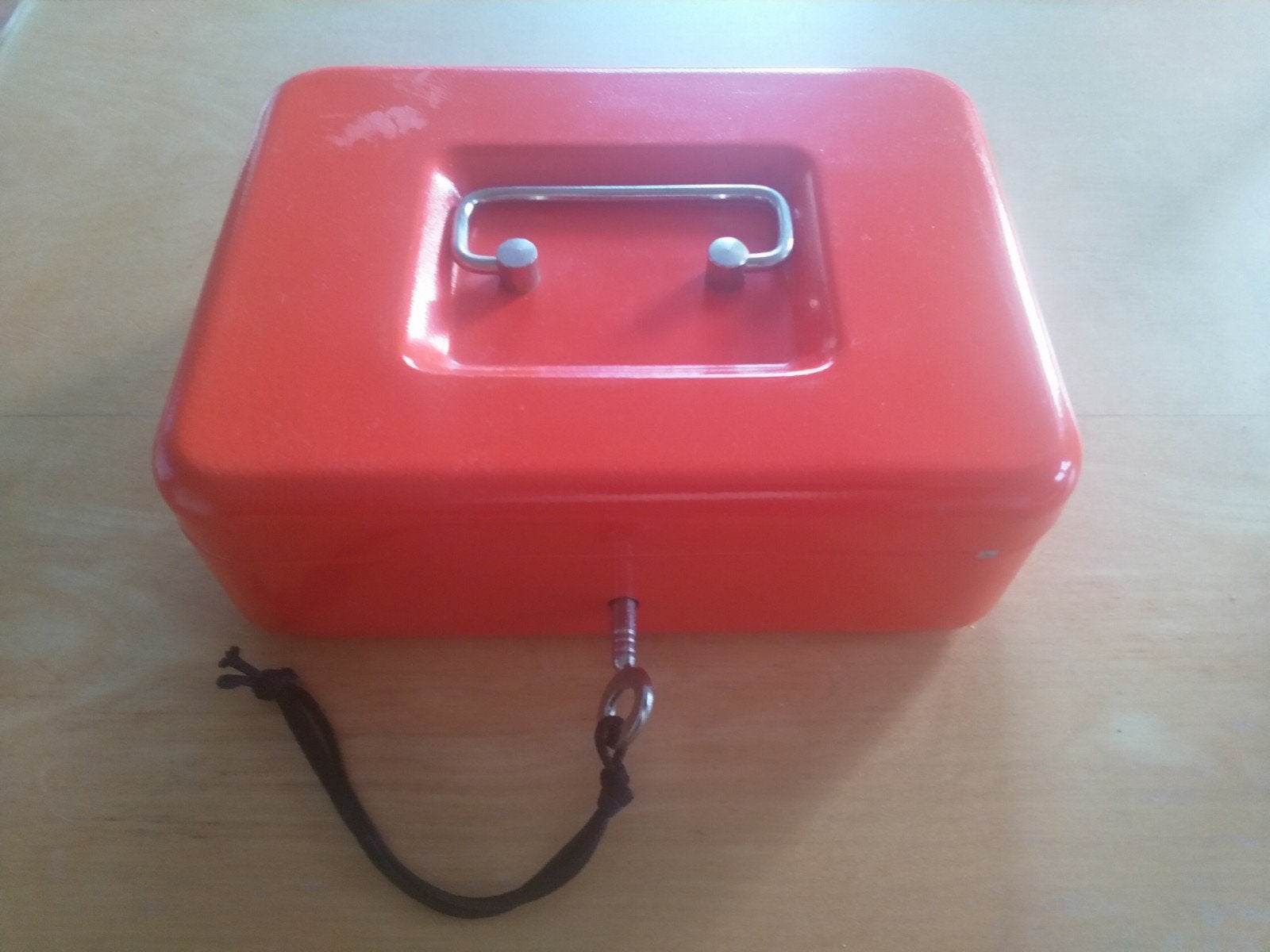 Geldkist van metaal 20x14x8 cm
met sleutel en reservesleutel, Verzamelen, Ophalen of Verzenden, Metaal of Blik