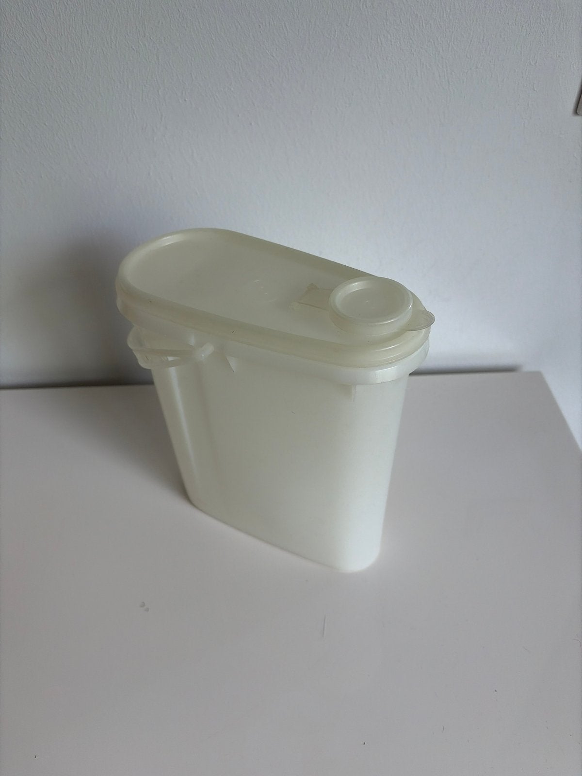 #587-11 Tupperware bewaardoos met handvat en tuit #587-11, Gebruikt, Bewaardoos, Wit, Ophalen of Verzenden