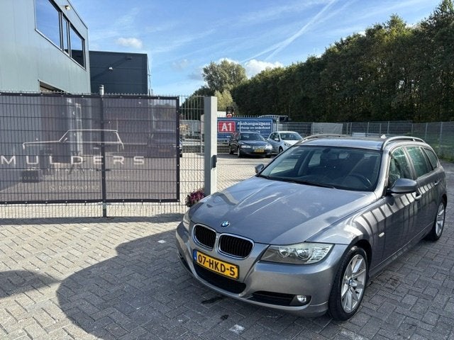 BMW 3-Serie 318i I Touring I E91 Facelift I 17” Breedset, Auto's, Achterwielaandrijving, Zwart, Handgeschakeld, Lederen bekleding