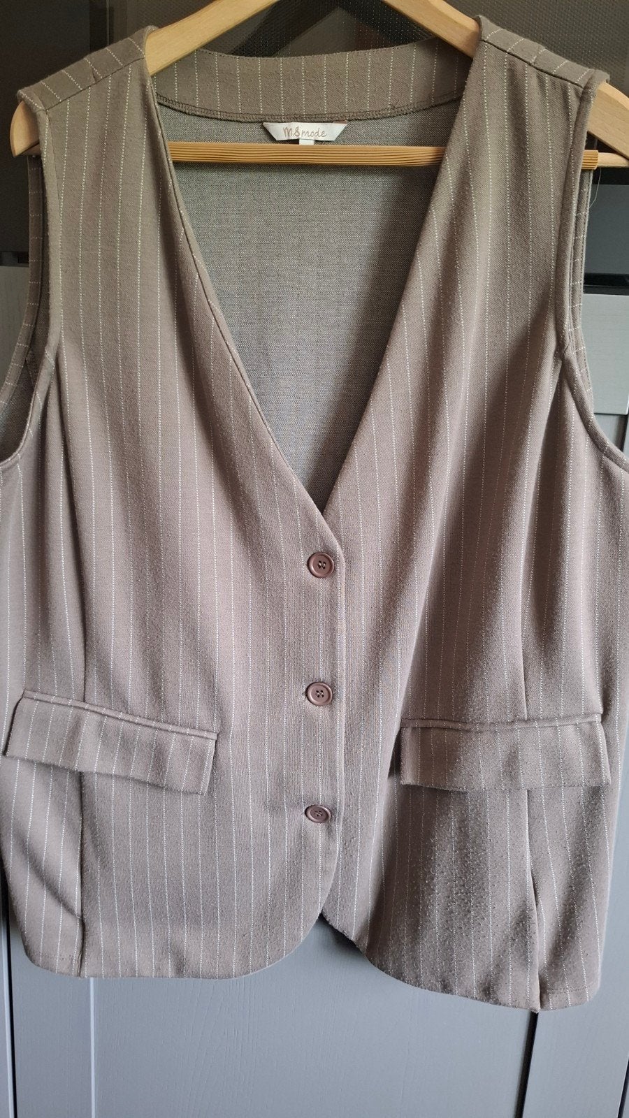 Taupe gilet met wit streepje - Maat 50 M&S Mode, Kleding | Dames, Grote Maten, Overige kleuren, Trui of Vest, Ophalen of Verzenden
