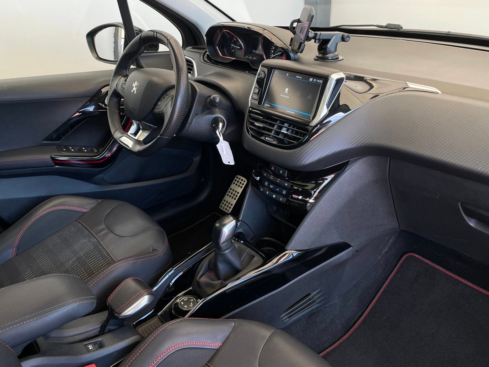 Peugeot 2008 1.2 PureTech GT-line|Leer|Glazen dak|Trekhaak|C, Auto's, Voorwielaandrijving, Bedrijf, Handgeschakeld, SUV of Terreinwagen