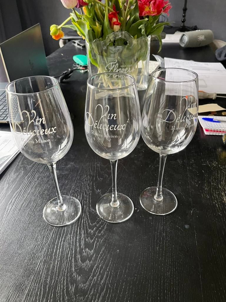 Riviera Maison 3 rode wijnglazen met tekst, Glas of Glazen, Ophalen of Verzenden, Overige stijlen, Glas