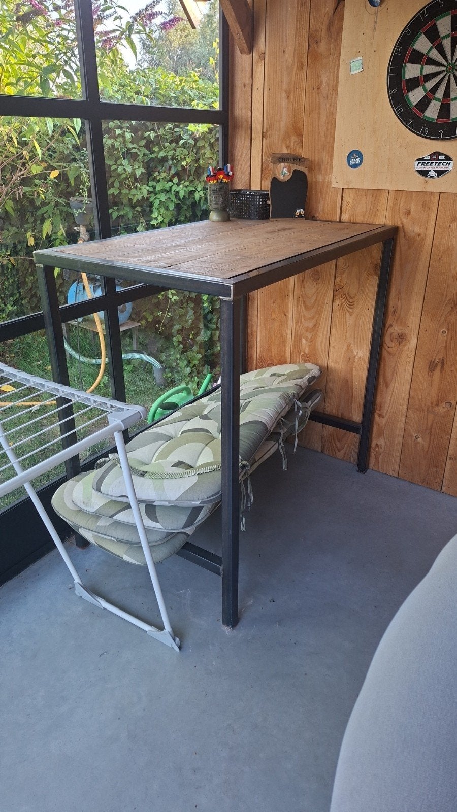 Stevige bartafel met metalen frame en houten blad, Gebruikt, 100 tot 150 cm, 50 tot 100 cm, Vier personen