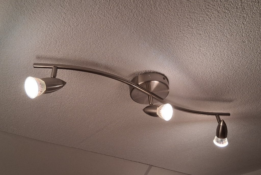 Plafondlamp met 3 spots Ikea, Huis en Inrichting, Ophalen, Zo goed als nieuw, Metaal