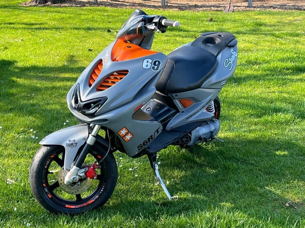 Yamaha aerox 70cc (gereviseerd nieuw), Fietsen en Brommers, Scooters | Yamaha, Zo goed als nieuw, Aerox, Benzine, Ophalen