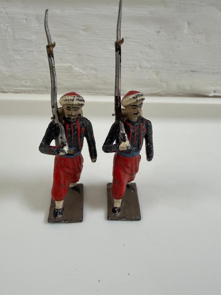 2 tinnen "Oosterse” infanteristen, 25 g, hoog 7 cm 1920-1950, Ophalen of Verzenden