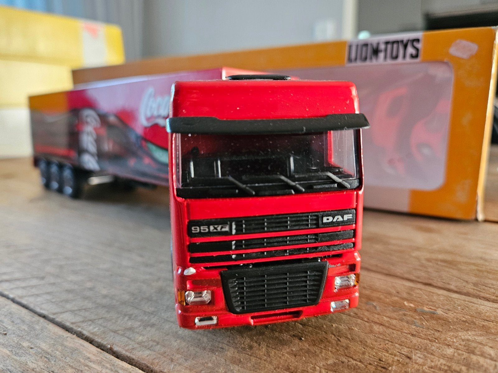Lioncar Daf XF Coca-Cola flestrailer 1:50 ovp, Ophalen of Verzenden, Zo goed als nieuw, Bus of Vrachtwagen, Lion Toys