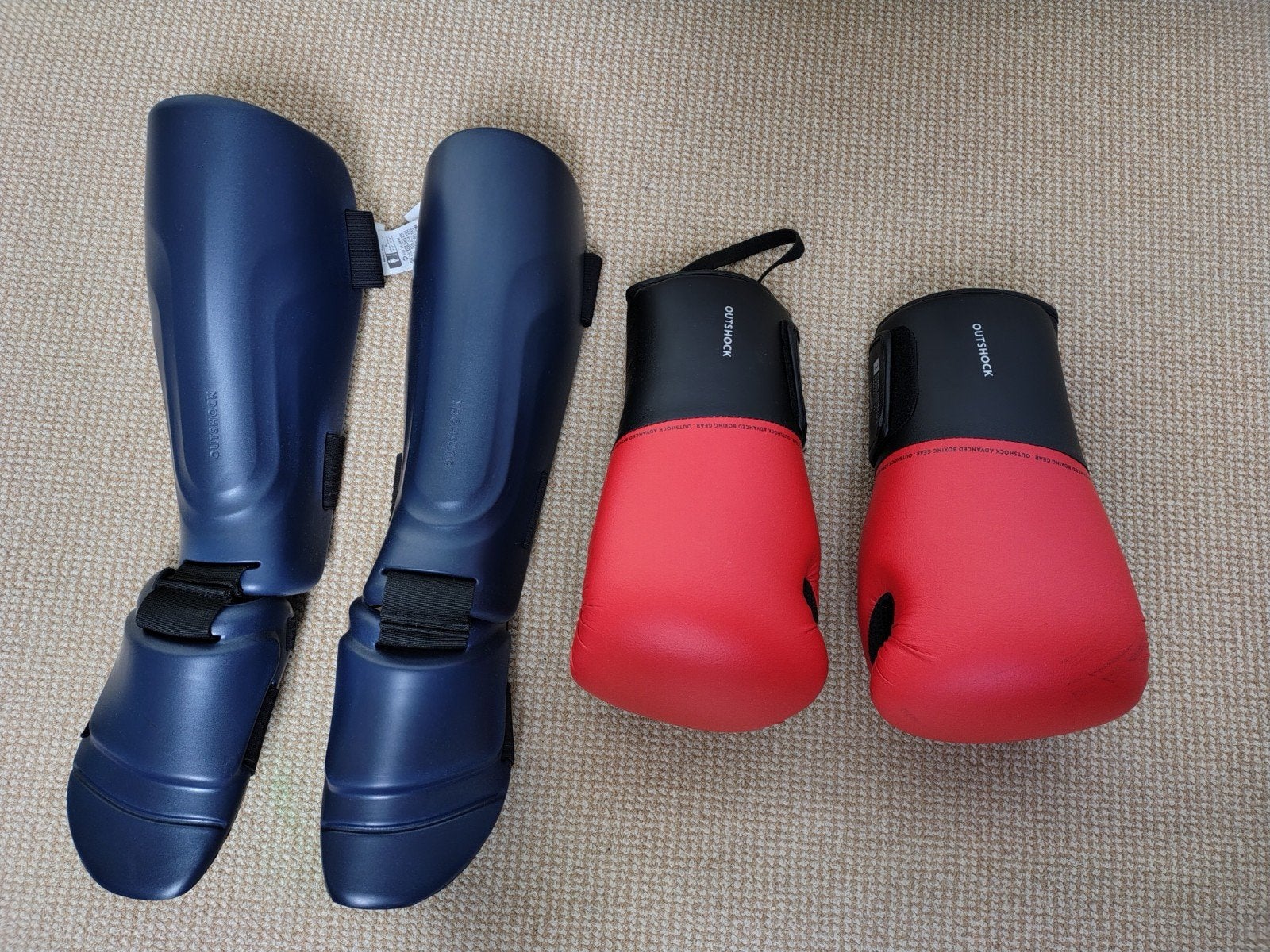 Decathlon bokshandschoenen (14 oz) en scheenbeschermers (M), Sport en Fitness, Overige, Vechtsportbescherming, Zo goed als nieuw