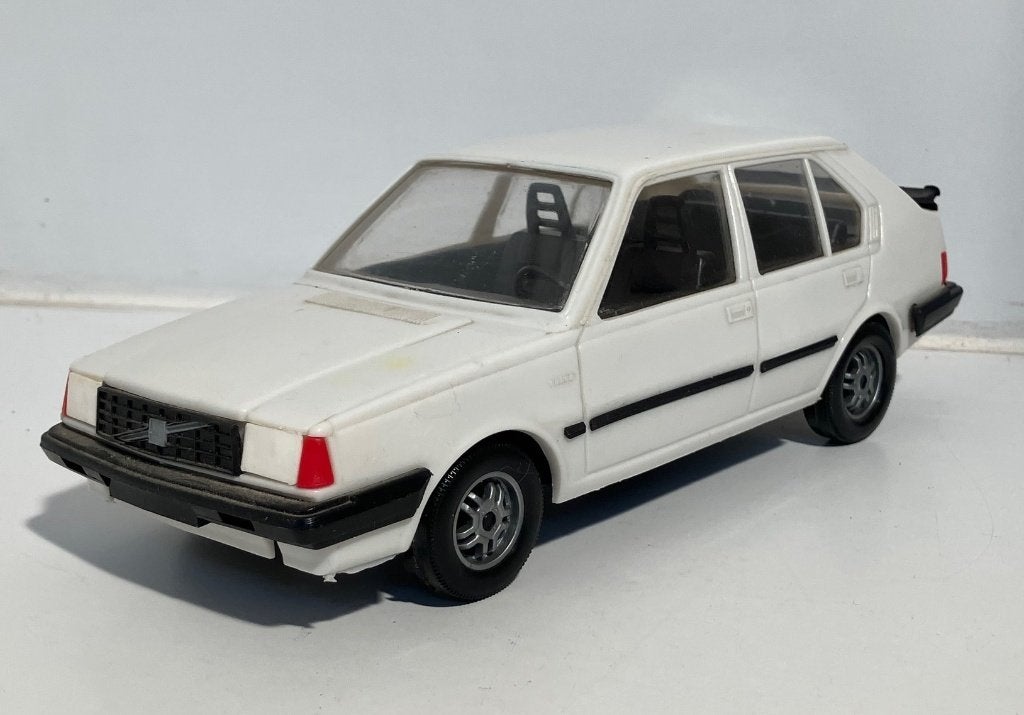 Volvo 360. GLT. Stahlberg wit plastic mod, i.z.g.st, in 1:20, Hobby en Vrije tijd, Ophalen of Verzenden, Zo goed als nieuw, Auto