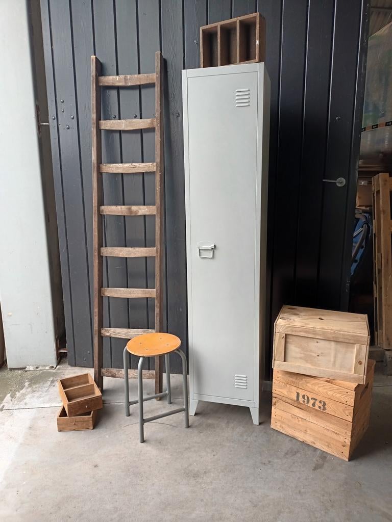 Diverse meubelen: lockerkast houten trap kisten school kruk, Ophalen