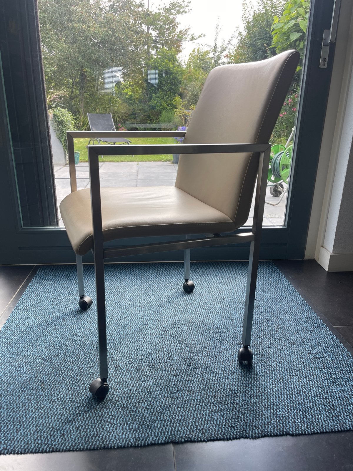 6 Moderne lederen moderne eetkamerstoelen op wieltjes, Ophalen, Italiaanse stijl met rvs frame, soft 'echt' leer., Gebruikt, Overige kleuren