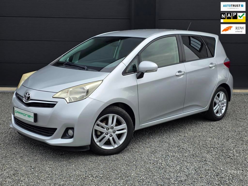 Toyota Verso-S 1.3 VVT-i Dynamic | Navi | ECC |, Voorwielaandrijving, Euro 5, Stof, Zwart