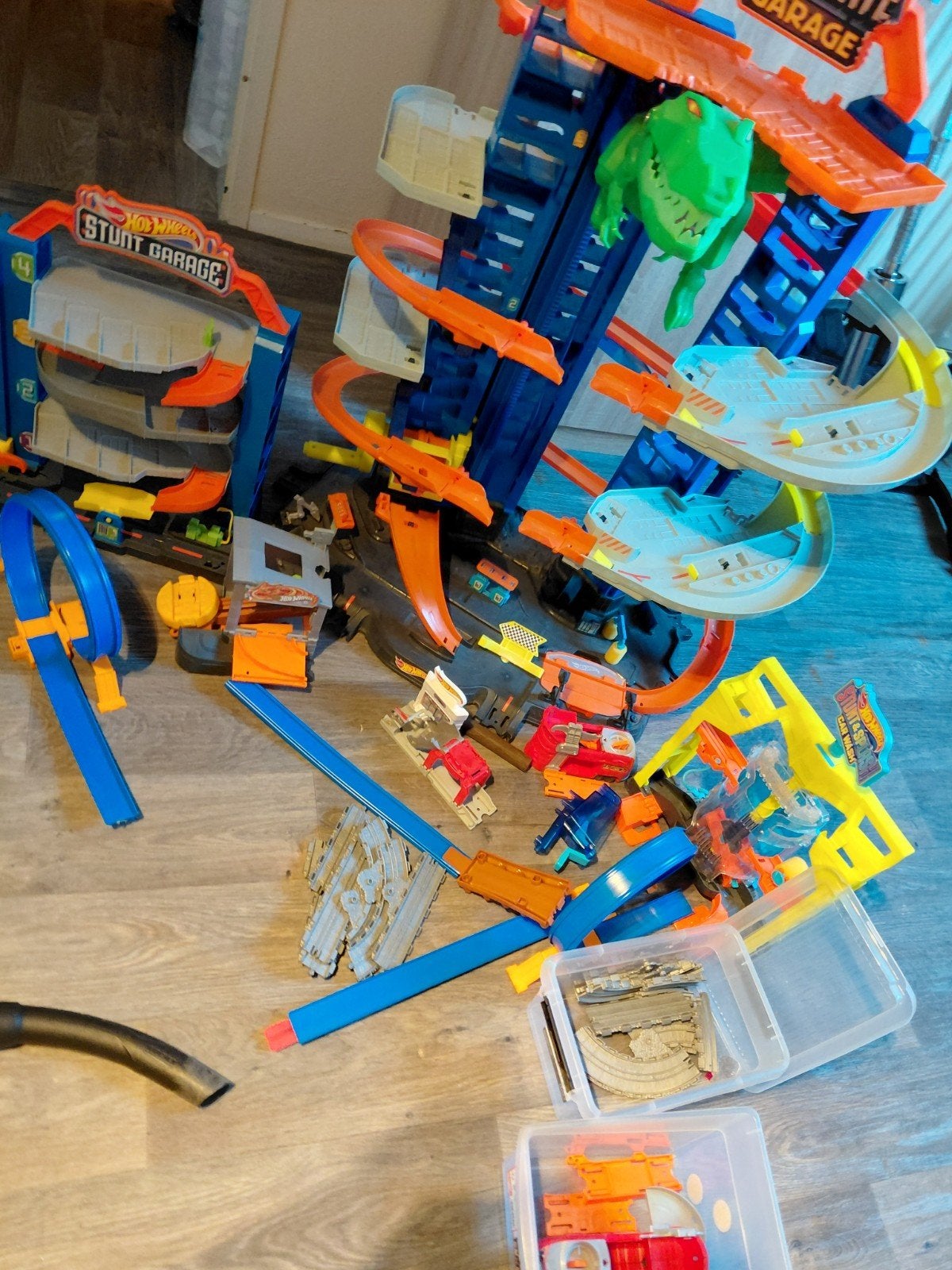 Hot Wheels Ultimate Garage & Diverse Accessoires met Haai, Ophalen, Gebruikt