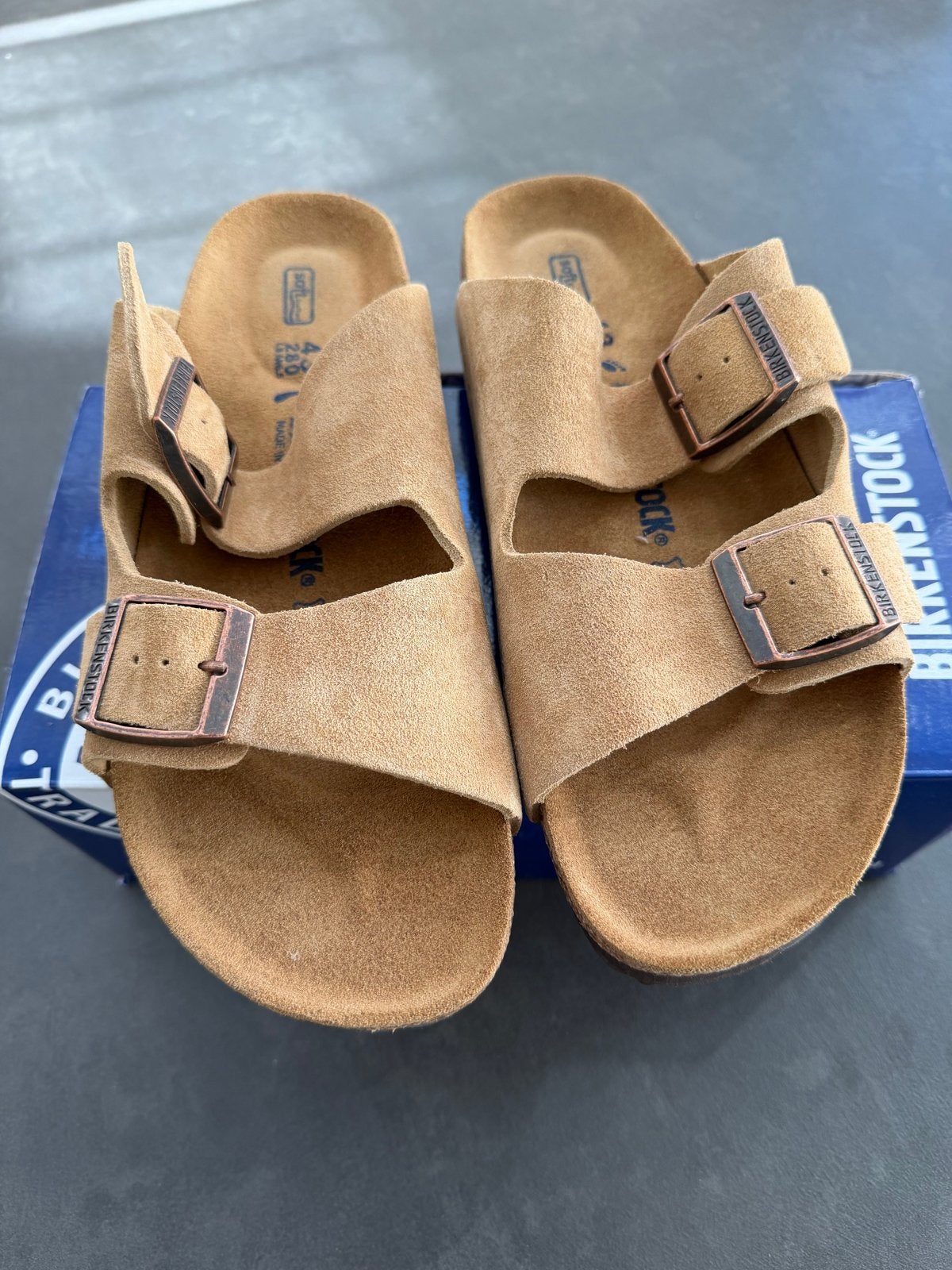 Nieuwe Birkenstock Arizona suède slippers, maat 43, Ophalen of Verzenden, Nieuw, Bruin