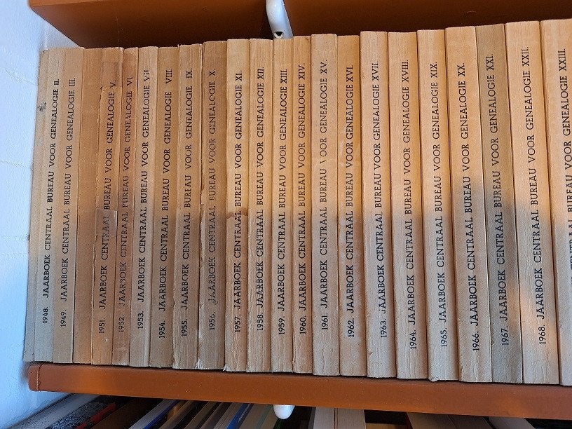 Alle 64 delen Jaarboek Centraal Bureau Genealogie 1947-2012, Ophalen, Zo goed als nieuw