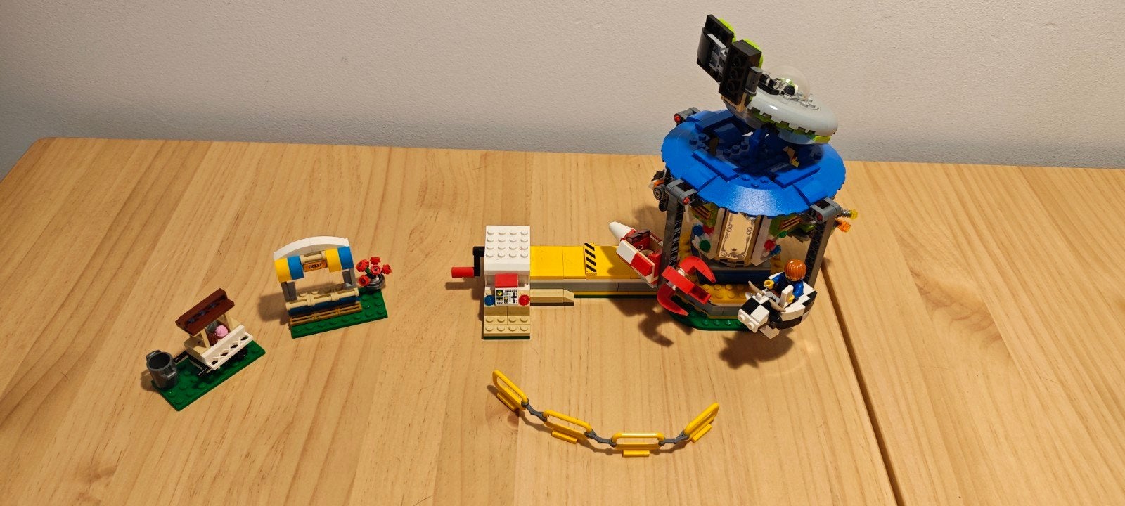 LEGO Creator 3in1 31095 Kermiscarrousel UFO, Lego, Ophalen of Verzenden, Zo goed als nieuw, Inclusief minifiguren