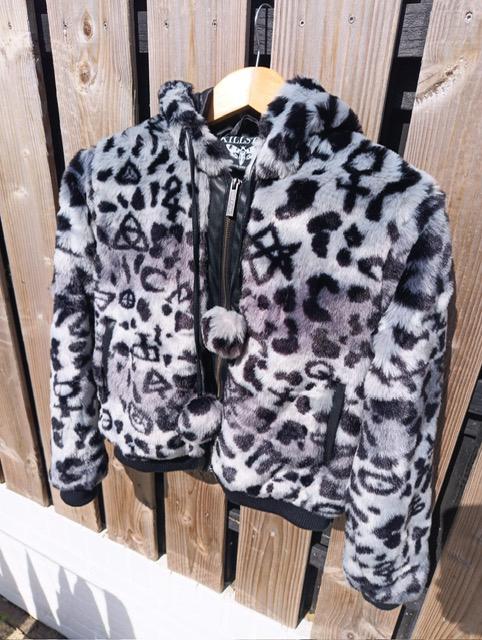 Mooie fluffy killstar jas, Kleding | Dames, Ophalen of Verzenden, Zo goed als nieuw, Maat 36 (S)