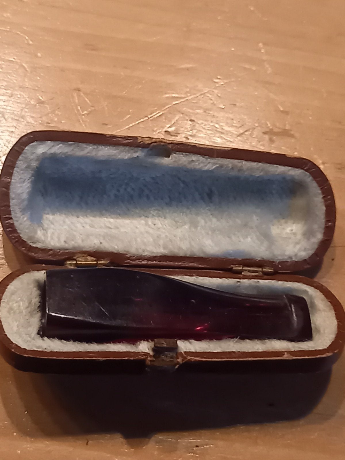 PRACHTIG OUD SLANGEN LEREN ETUI MET ROOD TRANSPARANTE SIGARE, Ophalen of Verzenden, Overige materialen