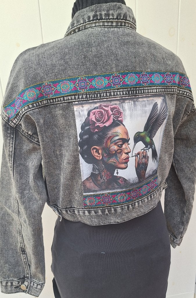 Frida Kahlo kolibrie zwart grijs spijkerjasje jeansjasje,, Kleding | Dames, Ophalen of Verzenden, Nieuw, Maat 38/40 (M), Zwart