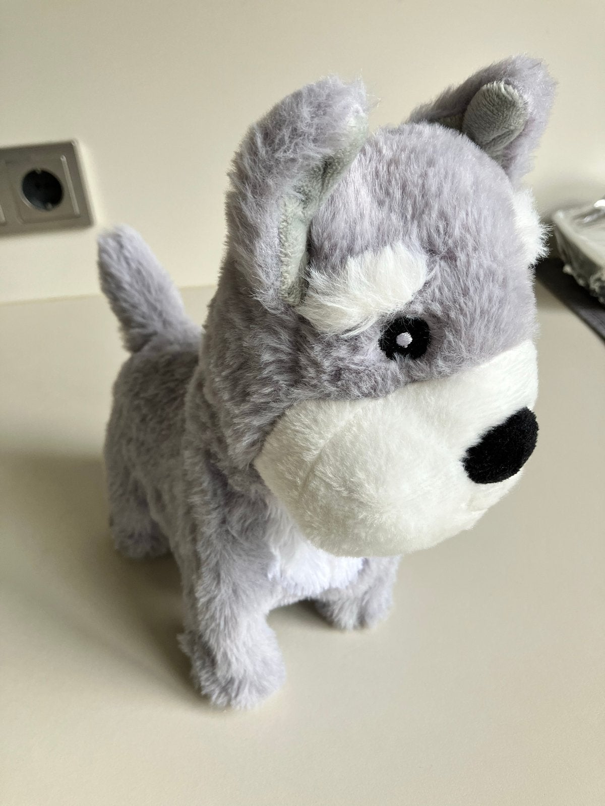 Speelgoedhondje die loopt en blaft.