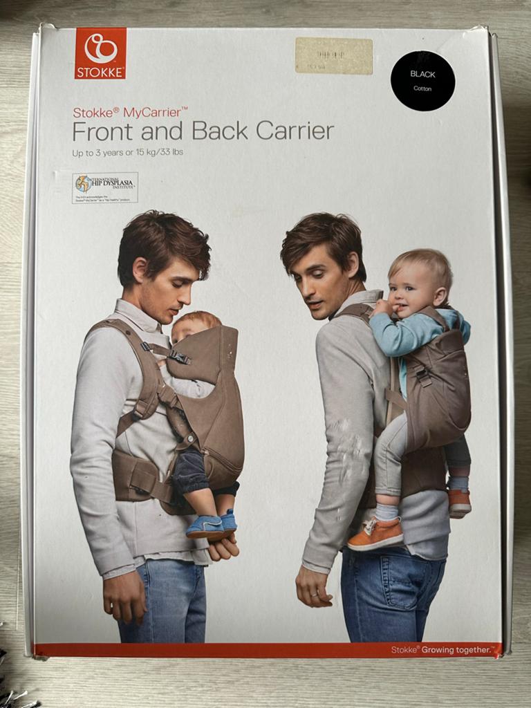 Stokke MyCarrier draagzak - nieuwstaat, zwart, Kinderen en Baby's, Babydragers en Draagdoeken, Overige merken, Buik of Rug, Ophalen of Verzenden