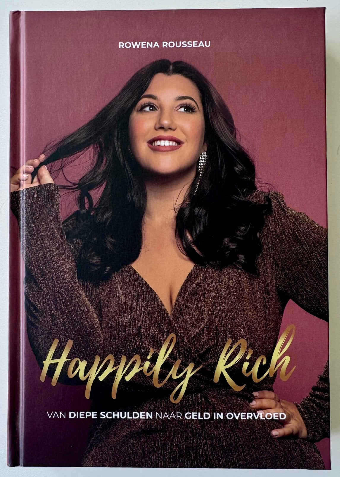 Happily Rich - Rowena Rousseu, Ophalen of Verzenden, Zo goed als nieuw