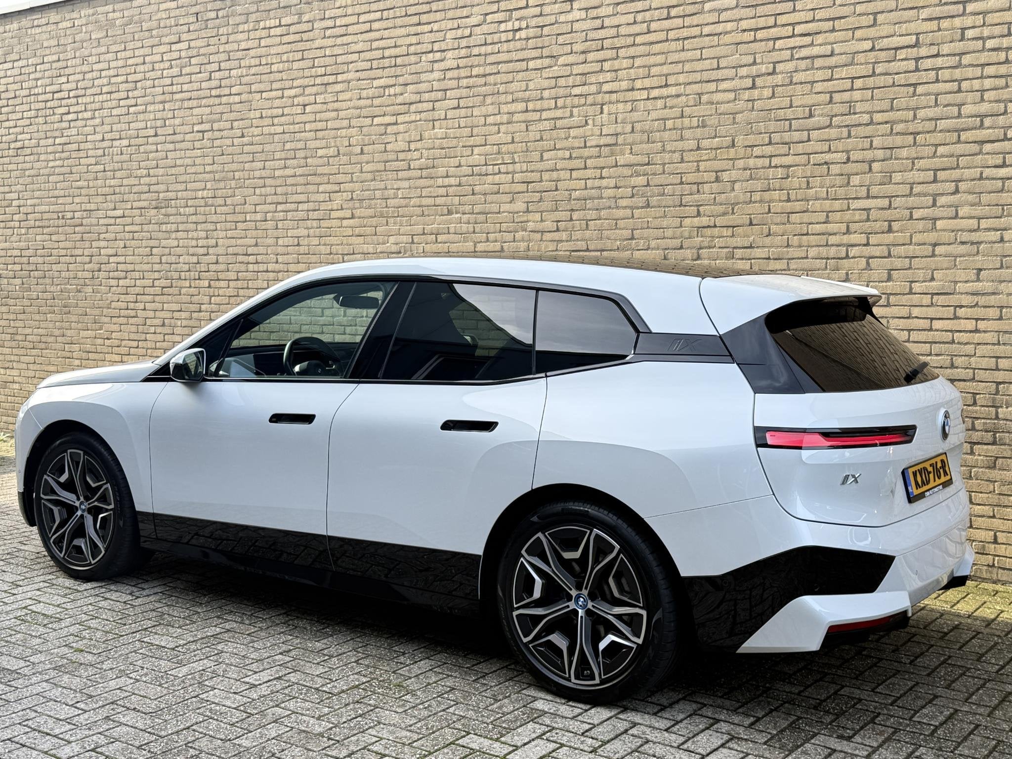 BMW iX xDrive40 Sportpakket 77kWh | SOH 98% | Sky Lounge | T, Automaat, Dealer onderhouden, Gebruikt, Zwart