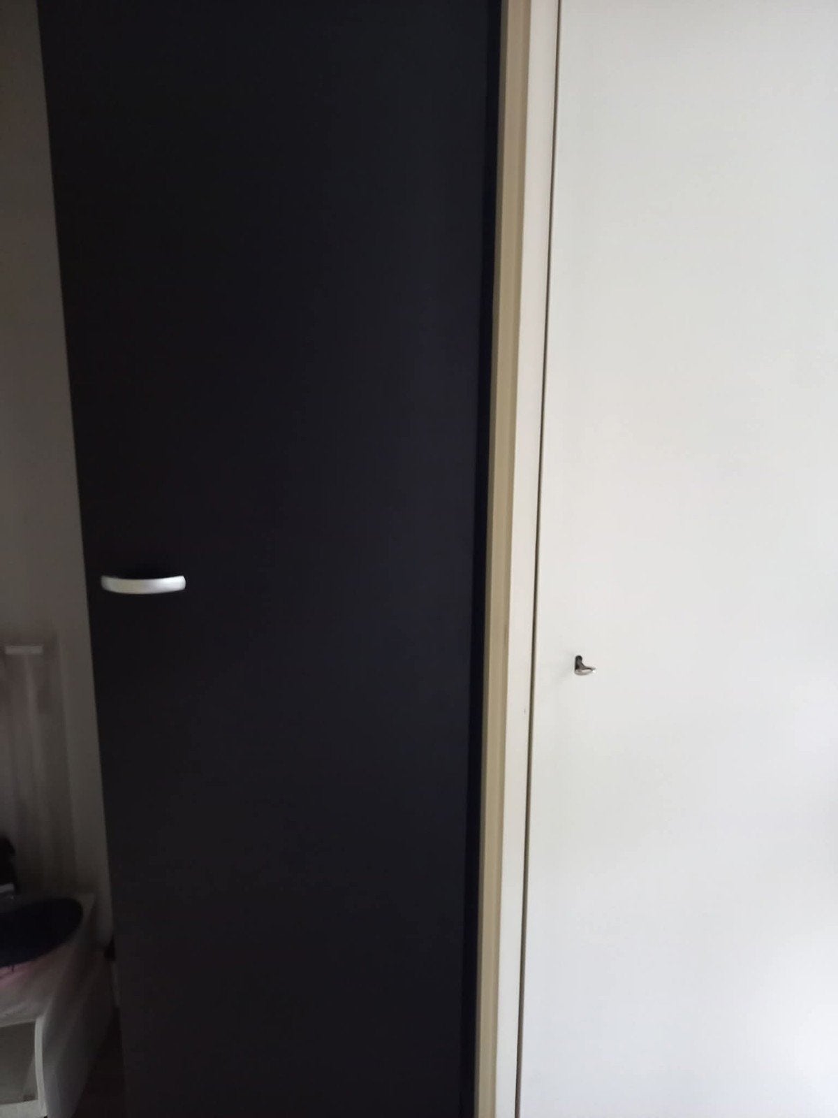 Zwarte kast met 4 legplanken, Ophalen, Zo goed als nieuw