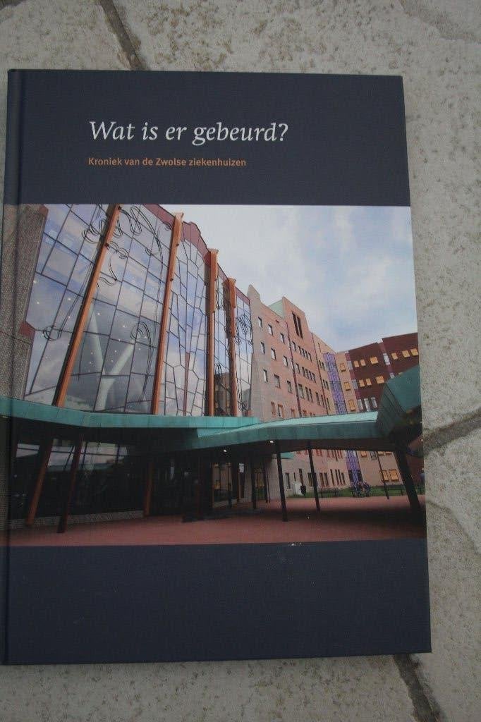 Boek: Wat is er gebeurt? Zwolle, ziekenhuis, Ophalen of Verzenden, Zo goed als nieuw