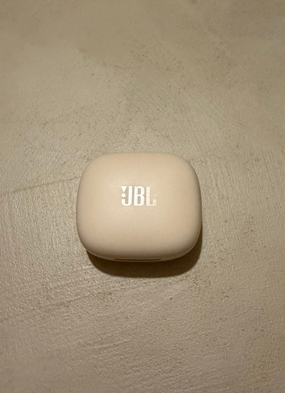 JBL Live Pro+ Oplaadcase Charging Case beige