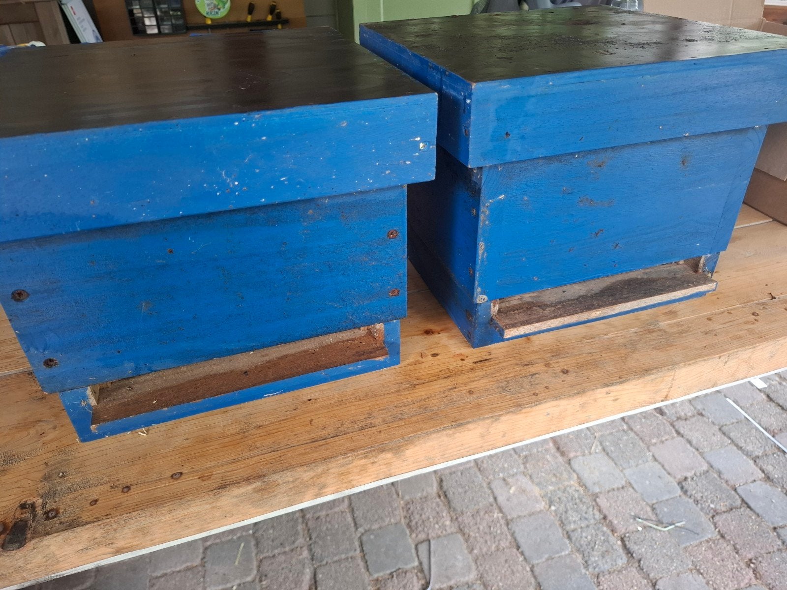 twee houten miniplus bijenkasten