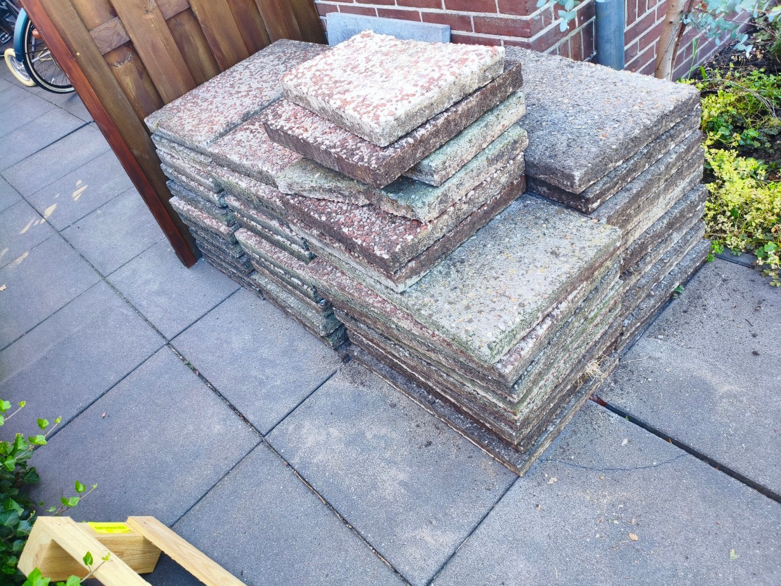 Gratis af te halen: 48 tuintegels 40x60x4 cm, Ophalen, Gebruikt