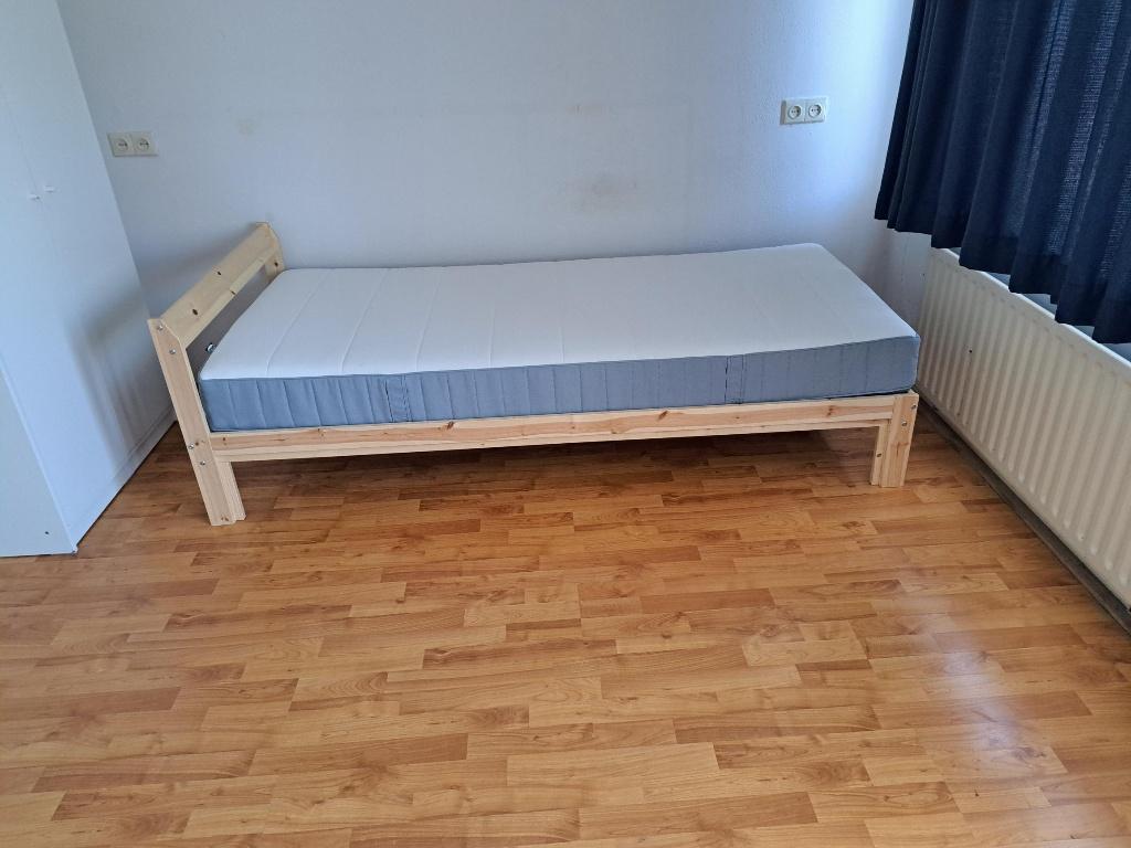 Grenenhouten bed, Ophalen, 90 cm, Eenpersoons, Zo goed als nieuw