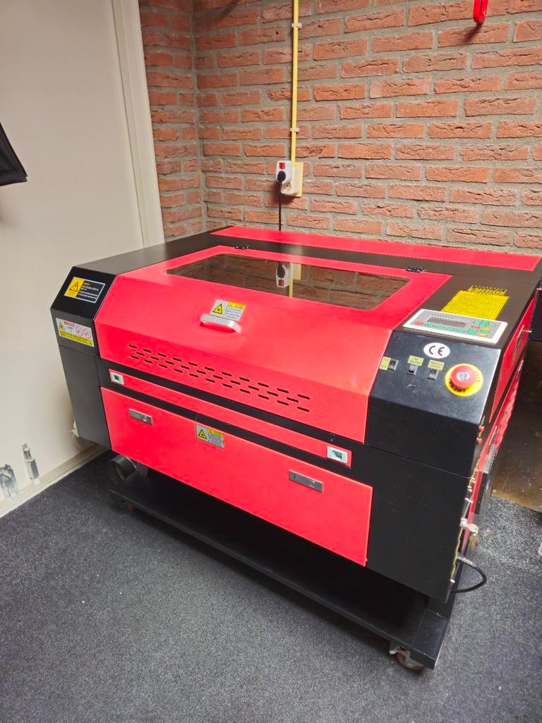 Gebruikte CO2 Laser 80W. Compleet met afzuiging, koeler en, Hobby en Vrije tijd, Ophalen, Gebruikt