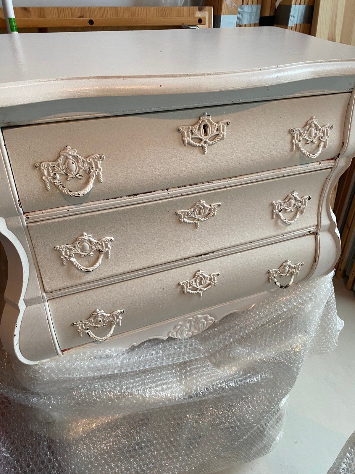 Te koop wit buikkastje, Huis en Inrichting, Kasten | Ladekasten, Zo goed als nieuw, 3 of 4 laden, Minder dan 100 cm, 25 tot 50 cm