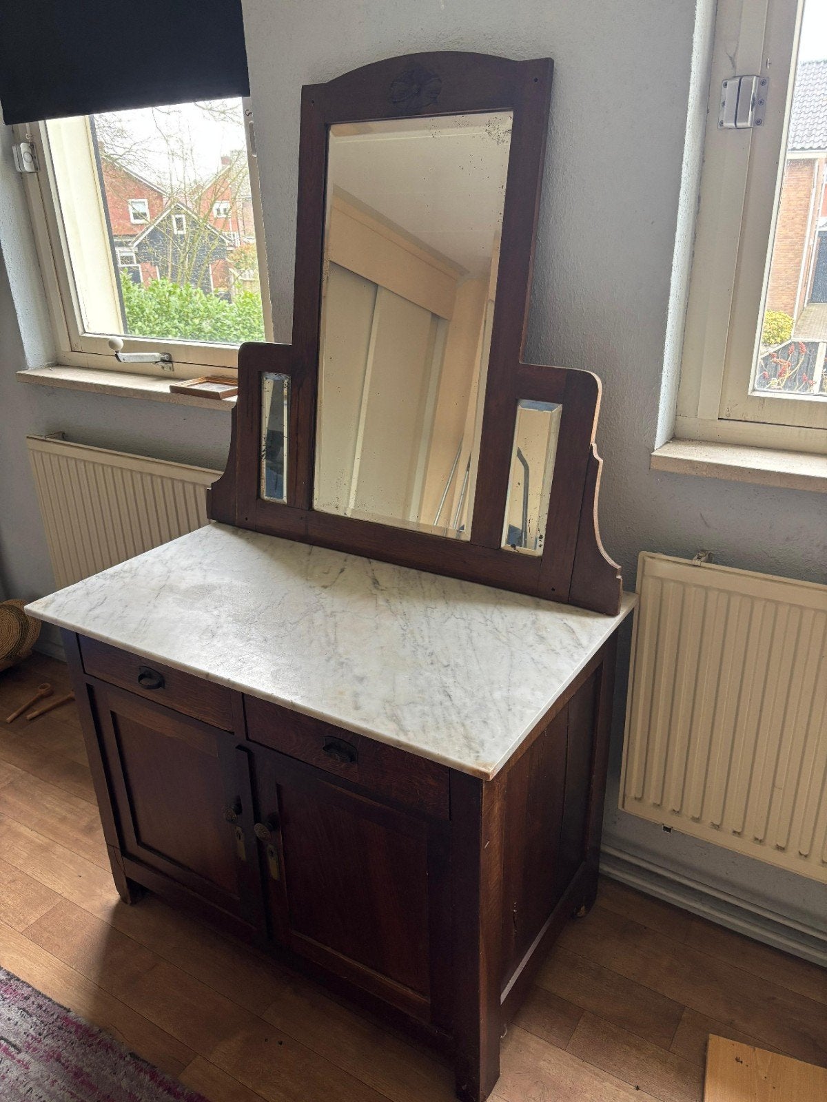 Oude kast met spiegel en marmeren blad, Antiek en Kunst, Antiek | Meubels | Kasten, Ophalen of Verzenden