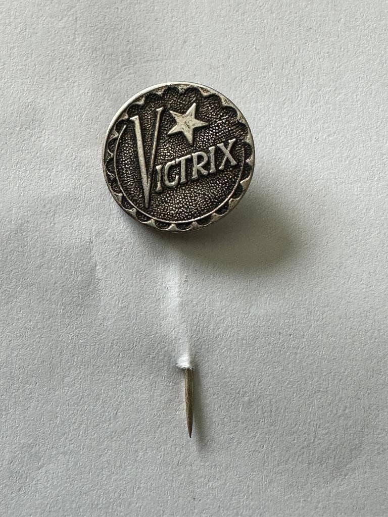 Schitterende VICTRIX speld. Oud speldje., Verzamelen, Ophalen of Verzenden, Gebruikt, Merk, Speldje of Pin